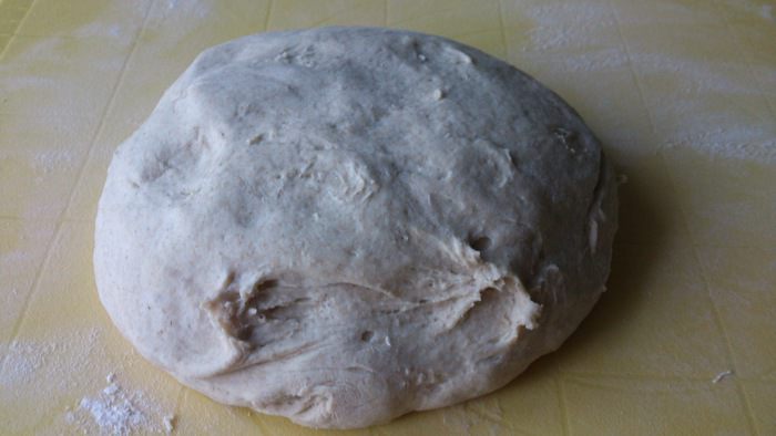 Пицца из ржаной муки с тыквенным соусом и хамоном