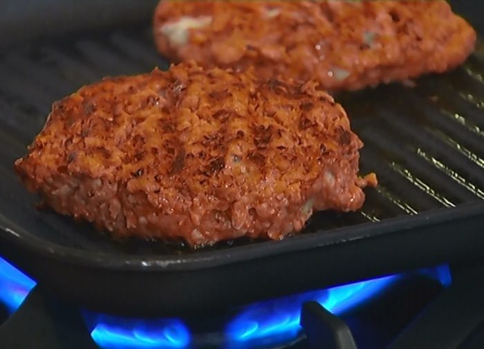 Гамбургеры с горгонзолой и спаржей 