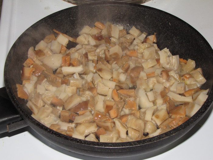 Кулебяка с капустой и солеными грибами