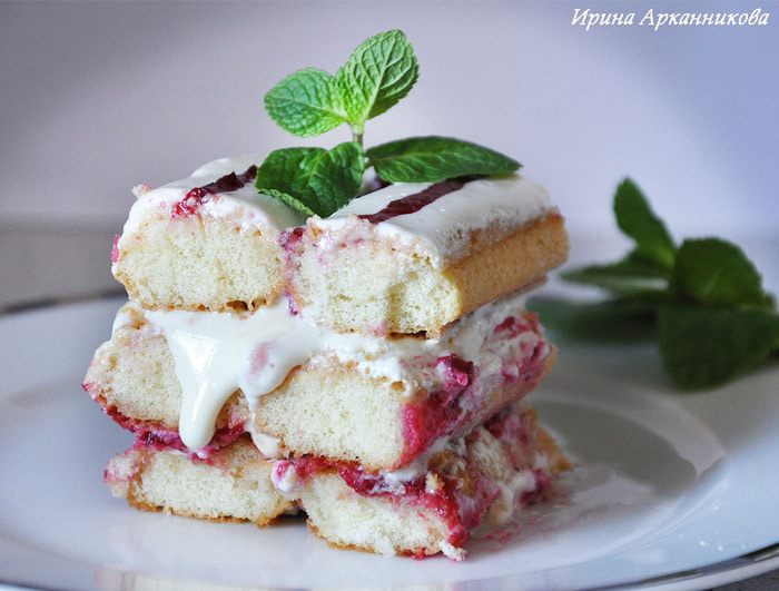 Сливочное тирамису с брусничным соусом