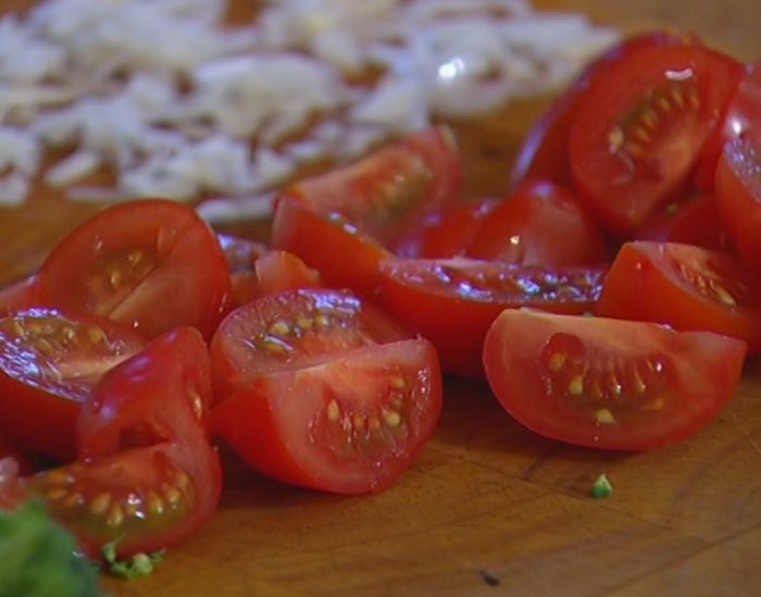 Салат из макарон с брокколи, фетой и беконом 