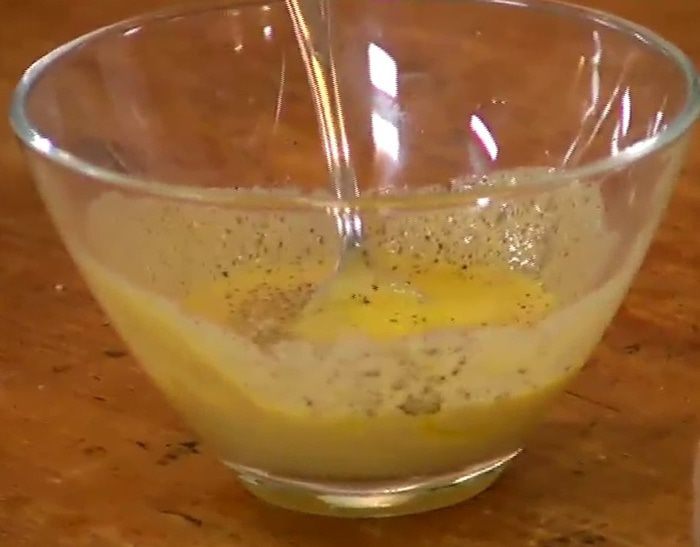 Зеленый салат с жареными грибами и кедровыми орешками