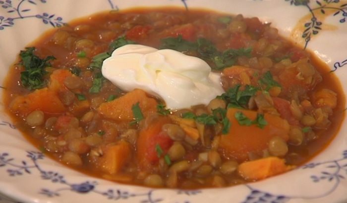 Суп с тыквой, сладким картофелем и чечевицей 