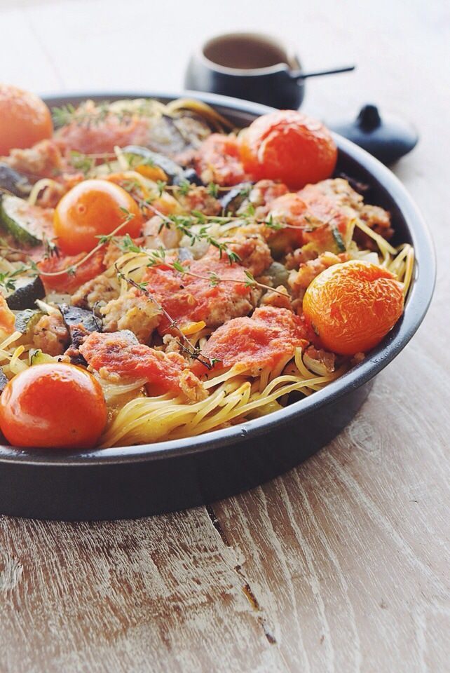 Спагетти, запеченные с овощами, куриным фаршем и томатами