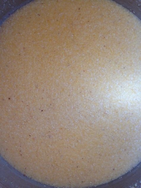 Закусочные тарталетки из поленты с козьим сыром и помидорками черри