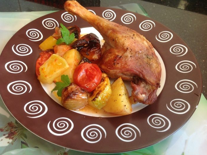 Утиные ножки, запеченные с овощами