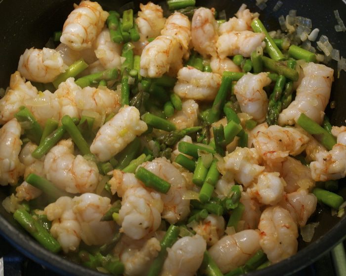 Ньокки с креветками и спаржей