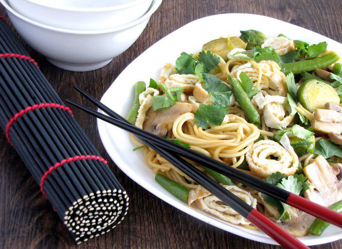 Японская лапша с овощами и омлетом