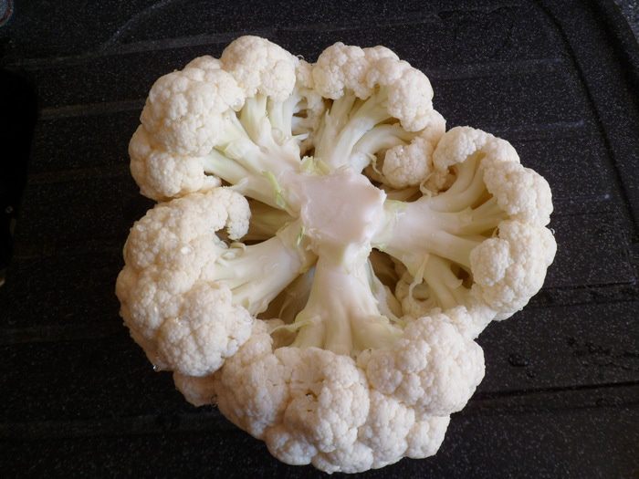 Запеченная цветная капуста с йогуртово-мятным соусом