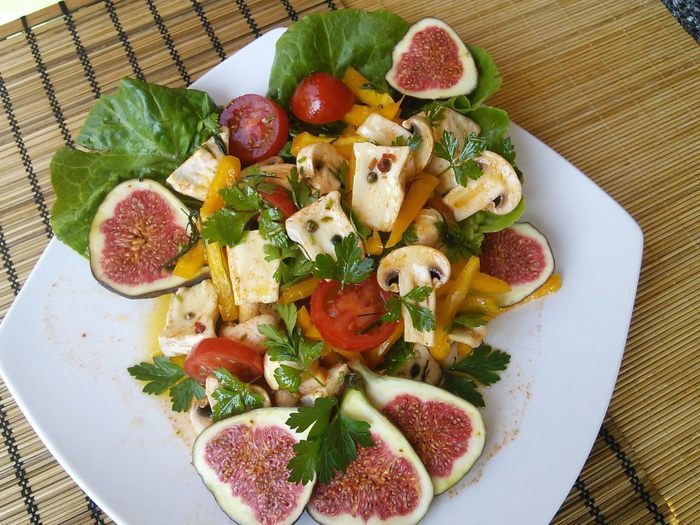 Салат с шампиньоны, камамбером и инжиром 