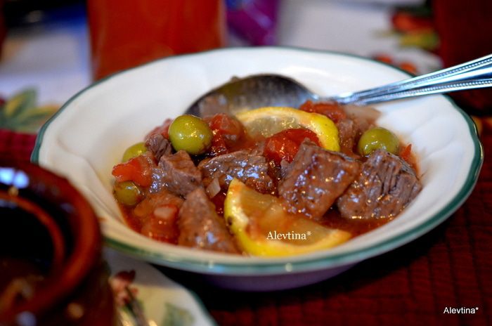 Тушеная говядина с зелеными оливками
