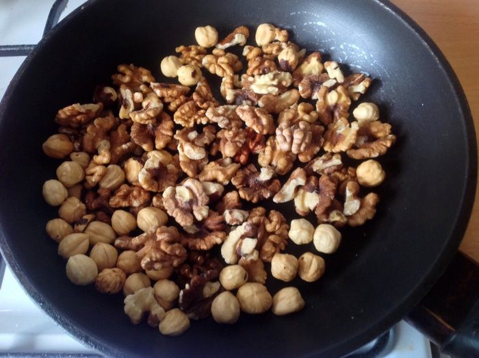 Шоколадная колбаса с орехами