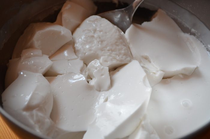 Тирамису с кокосовым муссом, малиновым желе и черникой