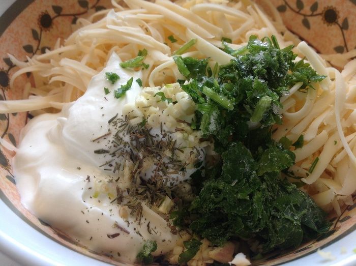 Лепешка из творожного теста с сыром и зеленью