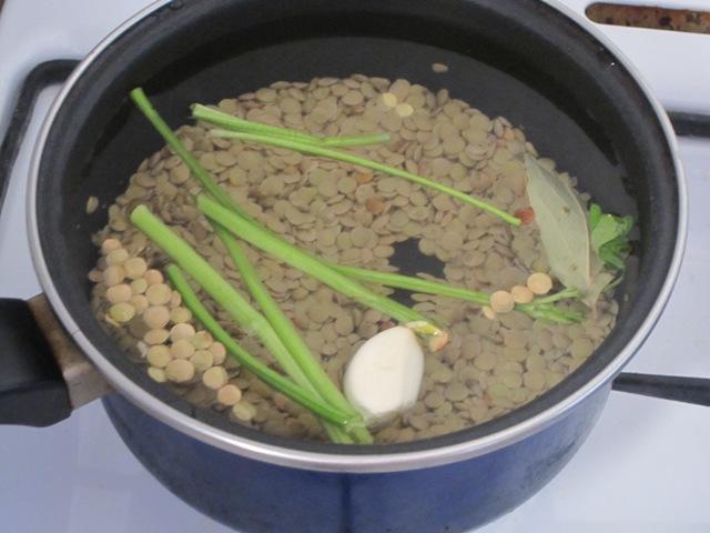 Свиные колбаски с чечевицей