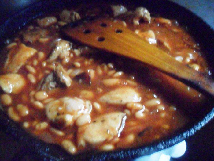 Куриное филе с фасолью в томатном соусе