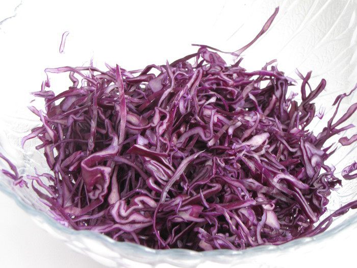 Салат из краснокочанной купусты с тыквенными семечками