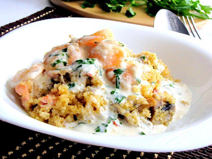 Киноа с грибами в сливочно-креветочном соусе