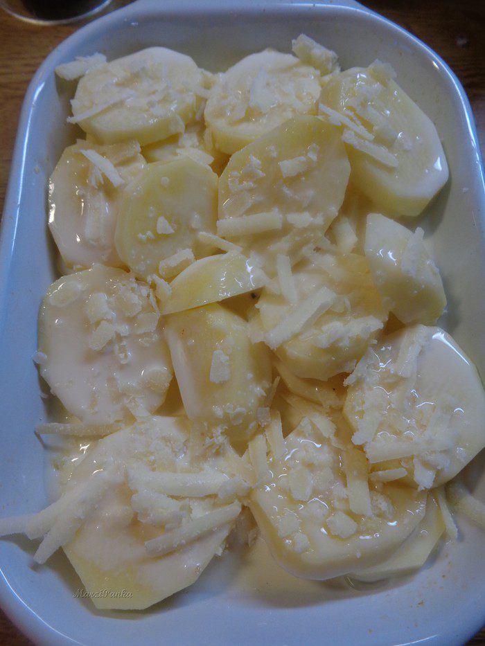 Лососевый крамбль под сметанно-укропным соусом