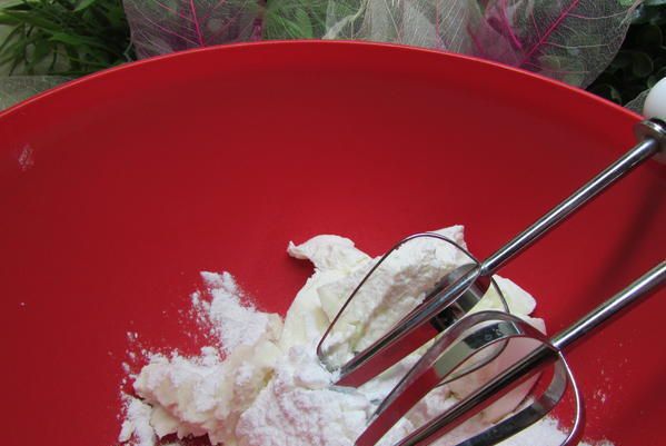 Семифредо из рикотты с малиной и миндальным печеньем