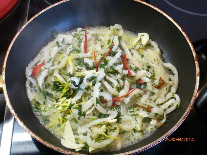 Баветте с кальмарами и зеленым горошком