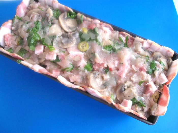 Террин  куриный с  грибами, оливками и зеленью