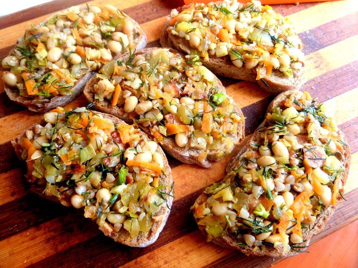 Бутерброды с овощной начинкой под сыром