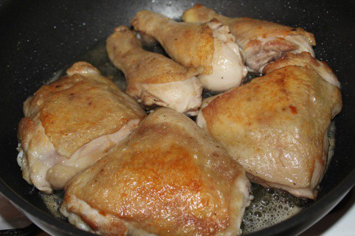 Рагу из курицы с фасолью и запеченным чесноком