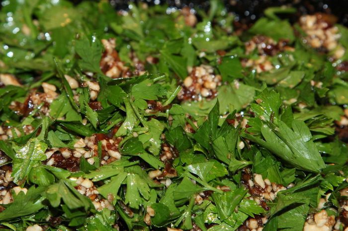 Кабачки с орехами и карамелизированным луком