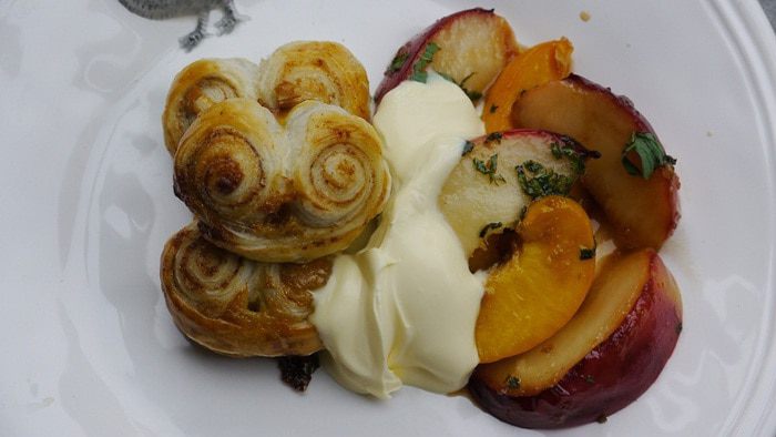 Слоеные ушки с персиковым соусом 