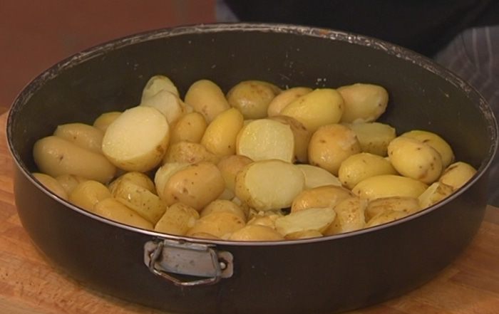 Молодой картофель с хрустящим салатом