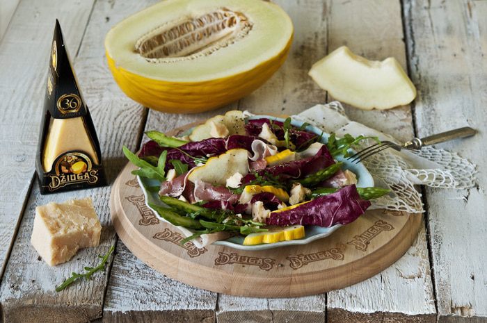 Салат с дыней, пармской ветчиной и сыром Джюгас