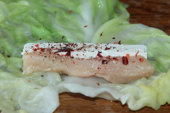 Капустные рулетики с куриным филе и брынзой