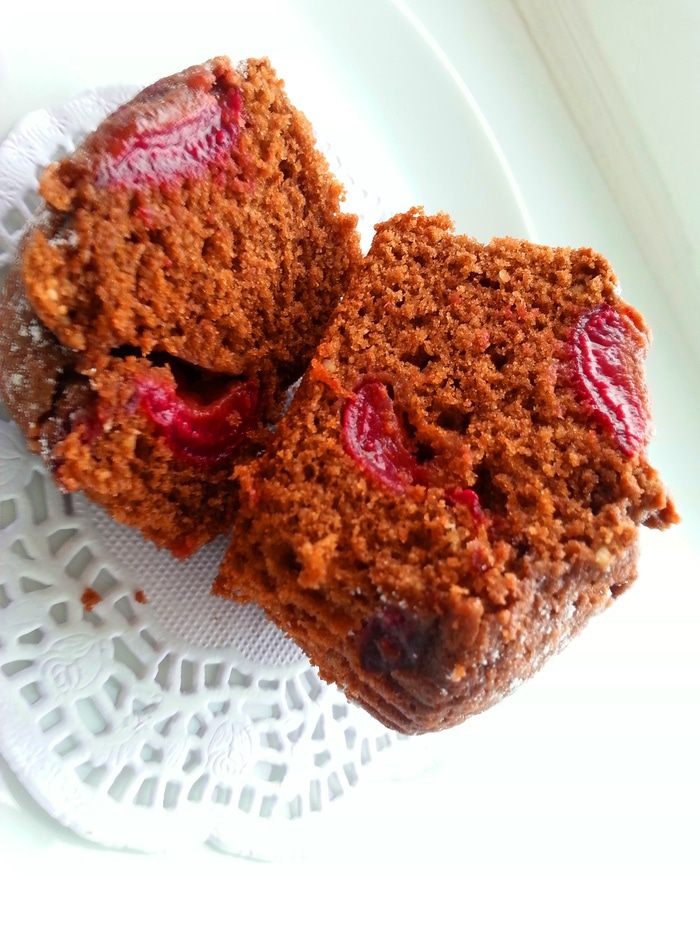 Шоколадные кексы с вишней