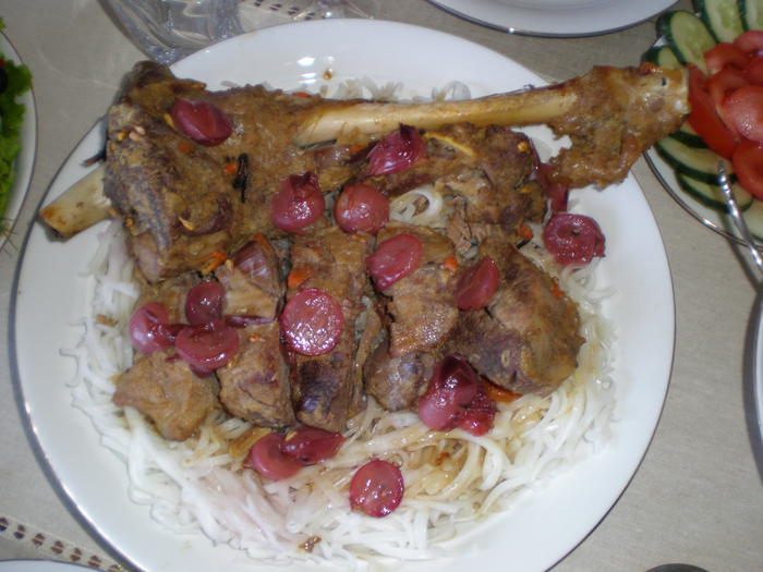 Баранья нога, запеченная с виноградом