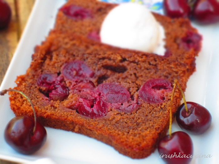 Шоколадный кекс с черешней