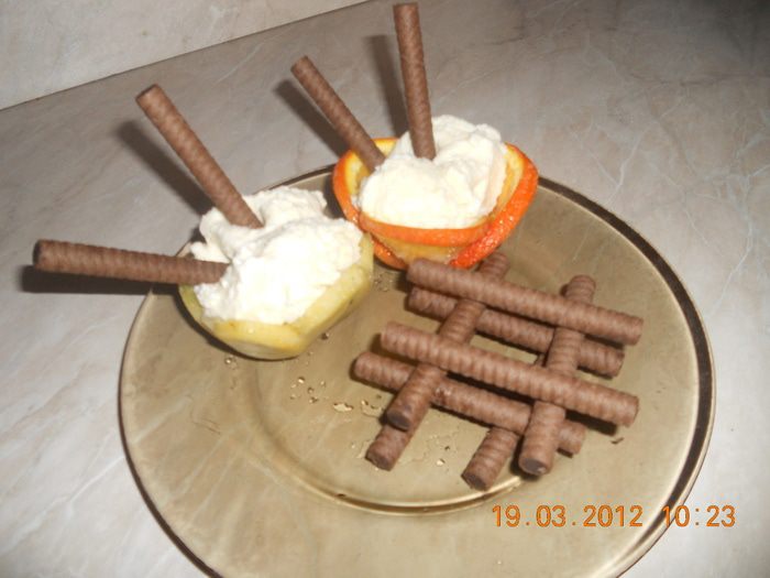 Мороженое во фруктовой корзиночке