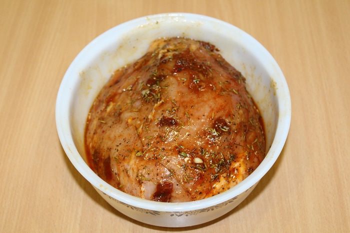 Буженина с вялеными помидорами и чесноком