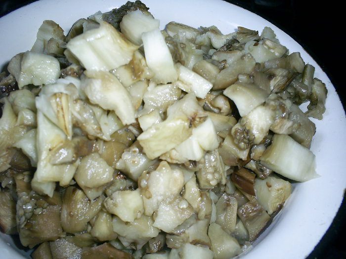 Закрытый творожно-сырный пирог с баклажанами и зеленью