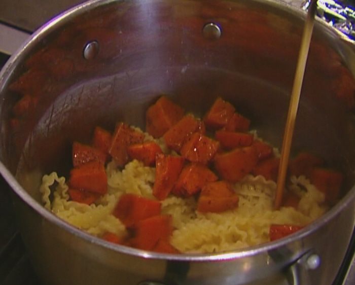 Теплый салат с макаронами, тыквой и руколой