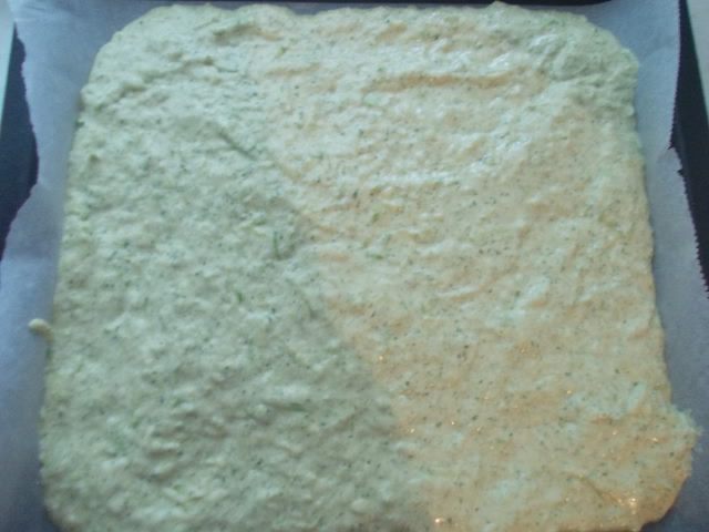 Рулет из кабачкового теста с начинкой из овощей, мяса и сыра