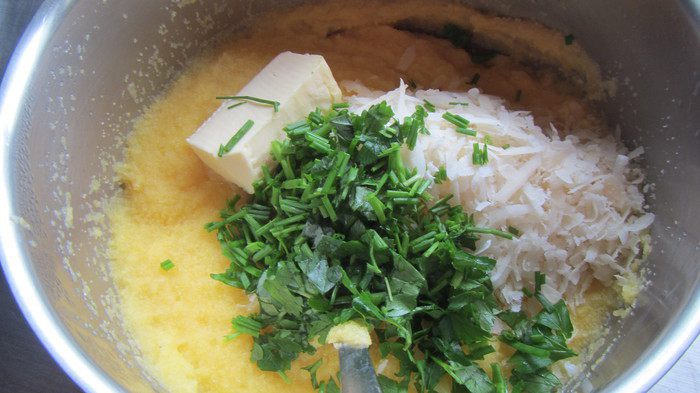 Полента с грибами, свежими травами и пармезаном