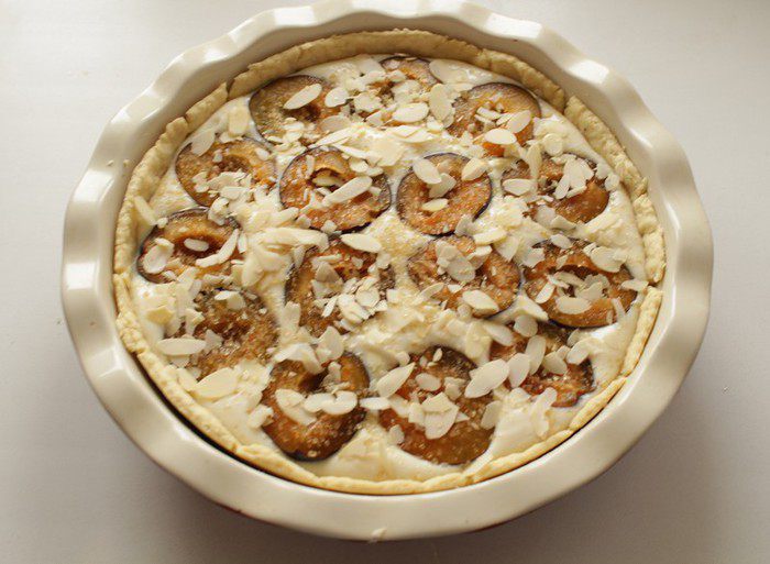Тарт со сливами, рикоттой и миндалем