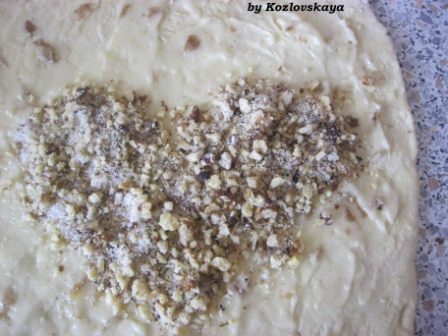 Рулет с орехами и изюмом