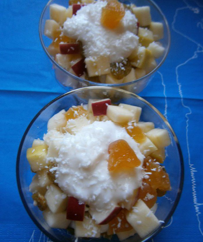 Яблочный салат с изюмом, персиком и кокосовым йогуртом