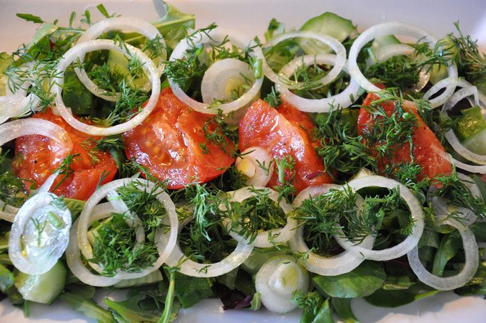 Салатный микс с теплыми помидорами
