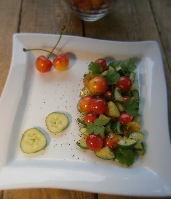 Салат из черешни и огурца