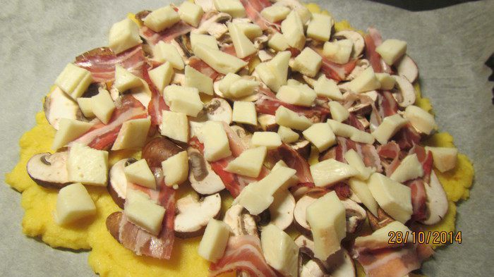 Пицца с грибами и ветчиной