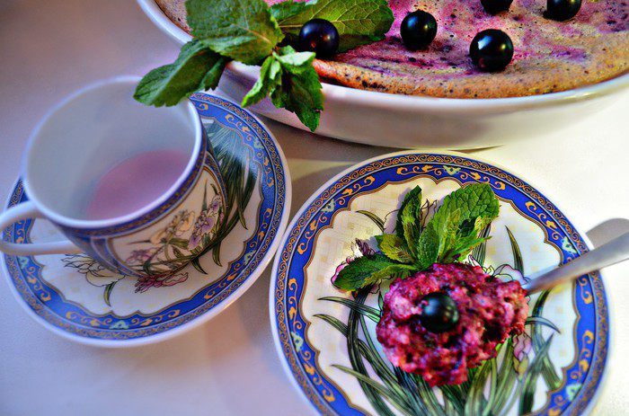 Творожное суфле с черной смородиной