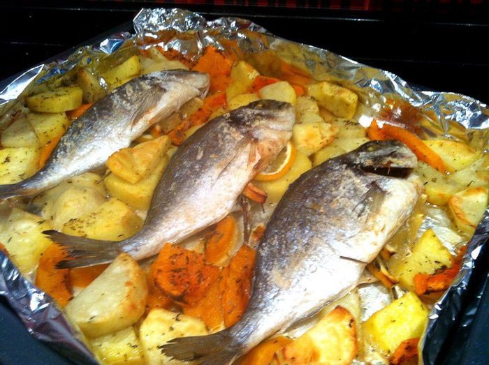 Дорада, запеченная с овощами и травами